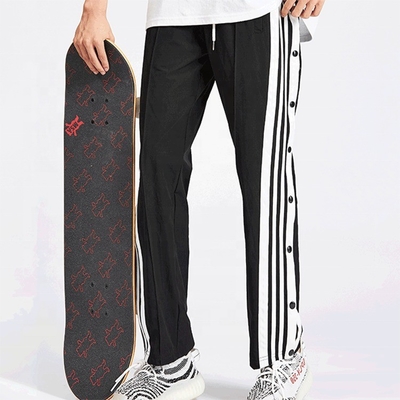 購入 横のストライプとボタン付きの呼吸可能な男性用 ストリートヒップホップスケートボードコースパンツ online manufacture